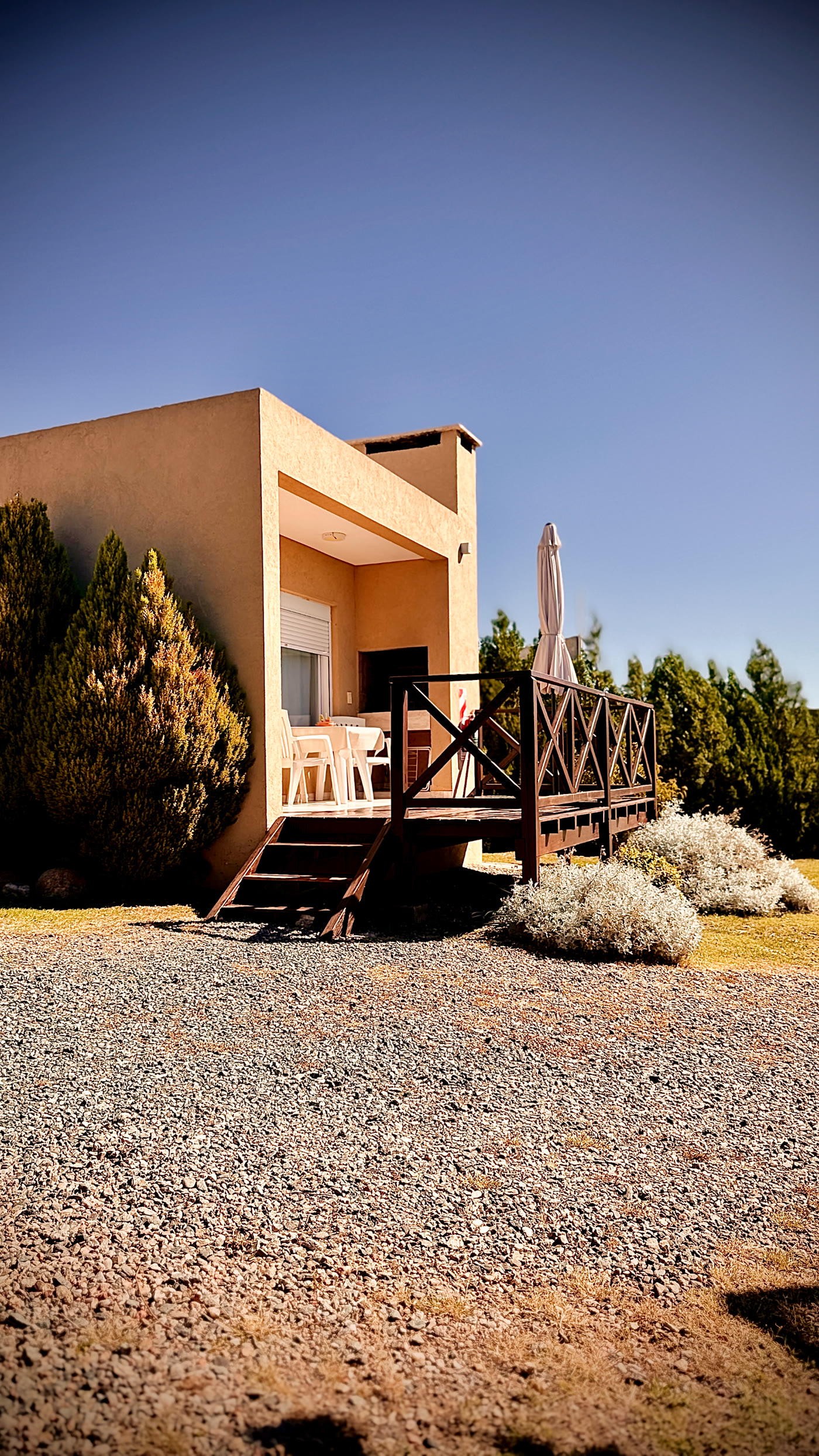 Interior de la suite, con cama king size y ventanal a las sierras